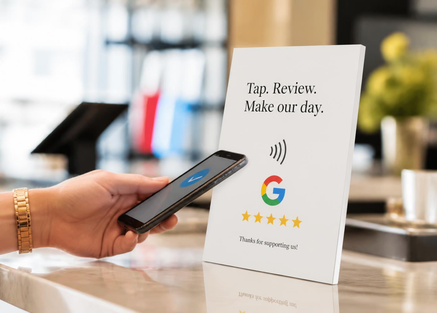 Cliente acercando su celular a una tarjeta NFC de reseñas de Google